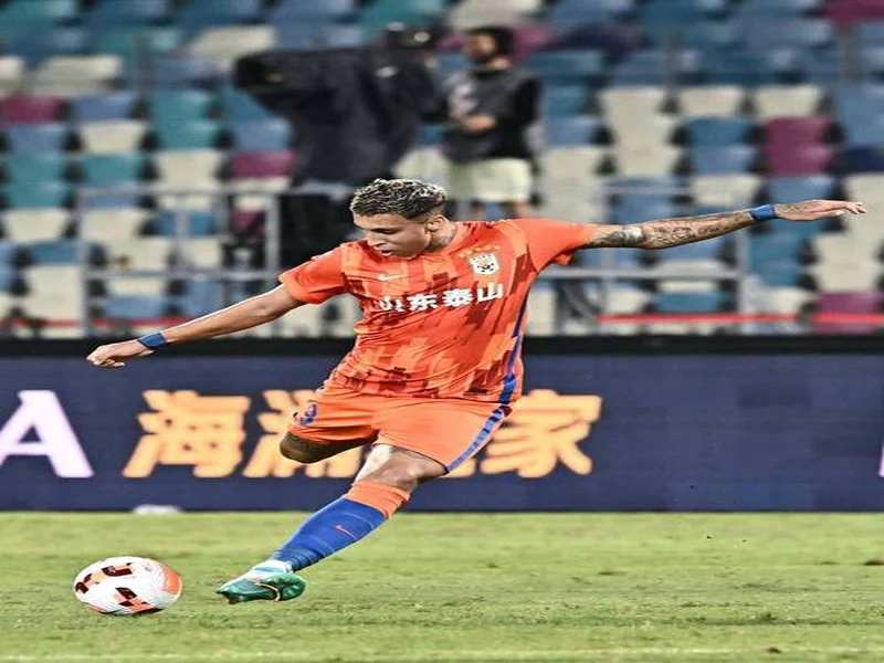 官方：克雷桑当选中超第2轮最佳球员，1传1射帮助泰山战胜国安