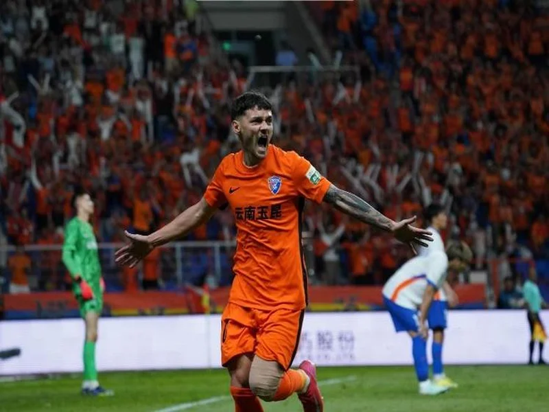 半场-玉昆暂3-0泰山 奥斯卡双响卡约闪击克雷桑中框+失误被断